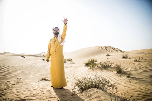 Schöner Arabischer Mann Mit Traditioneller Kleidung Der Wüste Von Dubai — Stockfoto