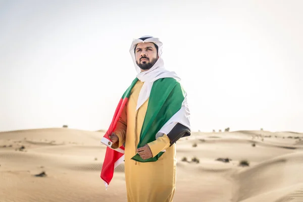 Hombre Árabe Guapo Con Vestido Tradicional Desierto Dubai —  Fotos de Stock