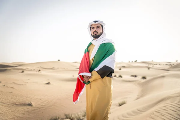 Bell Uomo Arabo Con Abito Tradizionale Nel Deserto Dubai — Foto Stock