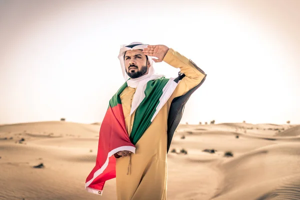 Knappe Arabische Man Met Traditionele Kleding Woestijn Van Dubai — Stockfoto