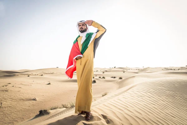 Bonito Homem Árabe Com Vestido Tradicional Deserto Dubai — Fotografia de Stock