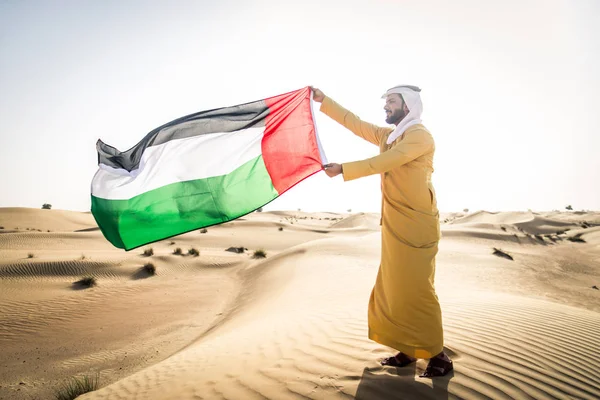 Knappe Arabische Man Met Traditionele Kleding Woestijn Van Dubai — Stockfoto