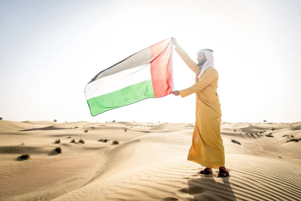 Knappe Arabische Man Met Traditionele Kleding Woestijn Van Dubai — Stockfoto
