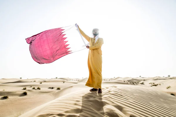 Knappe Arabische Man Met Traditionele Kleding Woestijn Van Dubai — Stockfoto