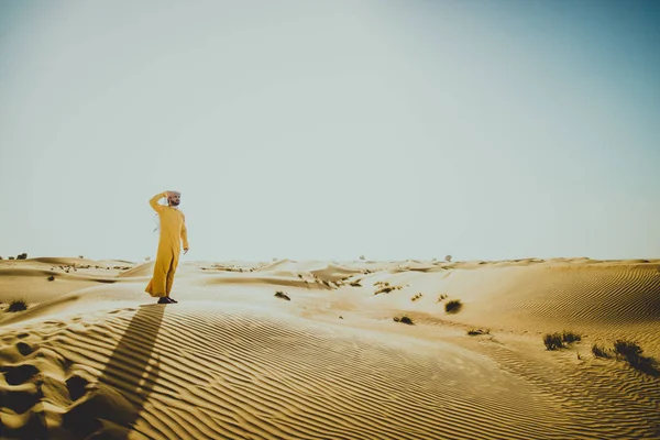 Красивый Арабский Мужчина Традиционной Одеждой Пустыне Дубая — стоковое фото