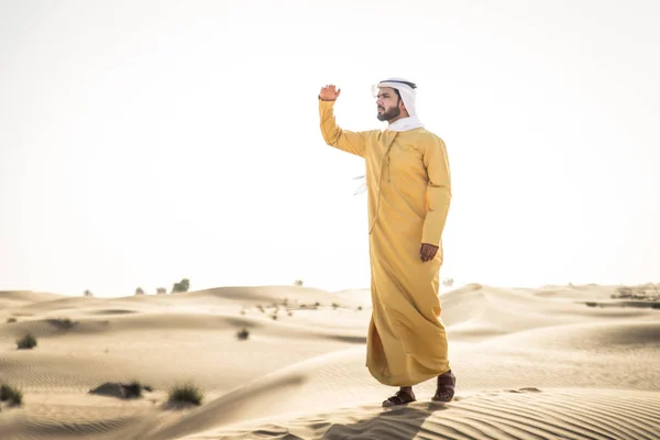 Bell Uomo Arabo Con Abito Tradizionale Nel Deserto Dubai — Foto Stock