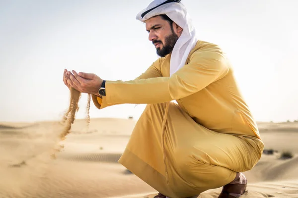 Bonito Homem Árabe Com Vestido Tradicional Deserto Dubai — Fotografia de Stock