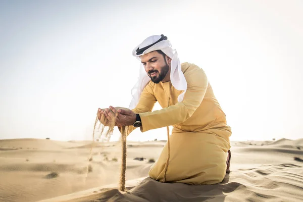 Красивый Арабский Мужчина Традиционной Одеждой Пустыне Дубая — стоковое фото