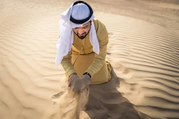 Schöner Arabischer Mann Mit Traditioneller Kleidung Der Wüste Von Dubai — Stockfoto