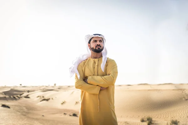 Όμορφο Arabian Άνδρα Παραδοσιακές Φορεσιές Στην Έρημο Του Ντουμπάι — Φωτογραφία Αρχείου