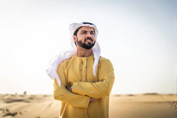 Schöner Arabischer Mann Mit Traditioneller Kleidung Der Wüste Von Dubai — Stockfoto