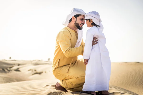 Ευτυχισμένη Οικογένεια Παίζει Στην Έρημο Του Ντουμπάι Παιχνιδιάρικο Πατέρα Και — Φωτογραφία Αρχείου