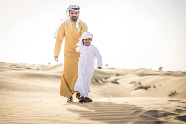 Lycklig Familj Spelar Öknen Dubai Lekfull Far Och Hans Son — Stockfoto