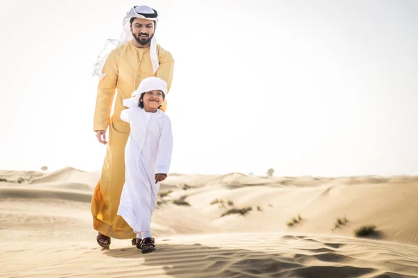 Familia Feliz Jugando Desierto Dubai Padre Juguetón Hijo Divirtiéndose Aire — Foto de Stock