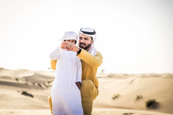 Família Feliz Brincando Deserto Dubai Pai Brincalhão Seu Filho Divertindo — Fotografia de Stock