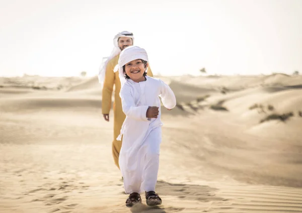 Spelen Woestijn Van Dubai Speelse Vader Zijn Zoon Buiten Plezier — Stockfoto