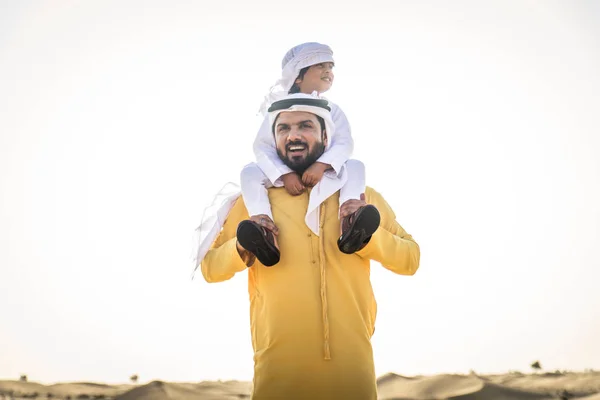 Familia Feliz Jugando Desierto Dubai Padre Juguetón Hijo Divirtiéndose Aire —  Fotos de Stock