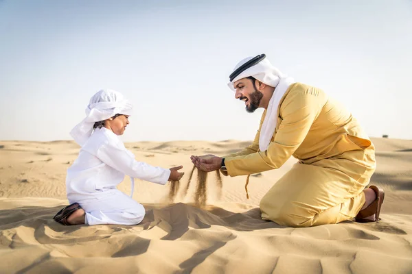 Famille Heureuse Jouant Dans Désert Dubaï Père Ludique Son Fils — Photo