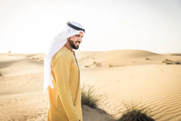 Vacker Arabisk Man Med Traditionella Klänning Öknen Dubai — Stockfoto