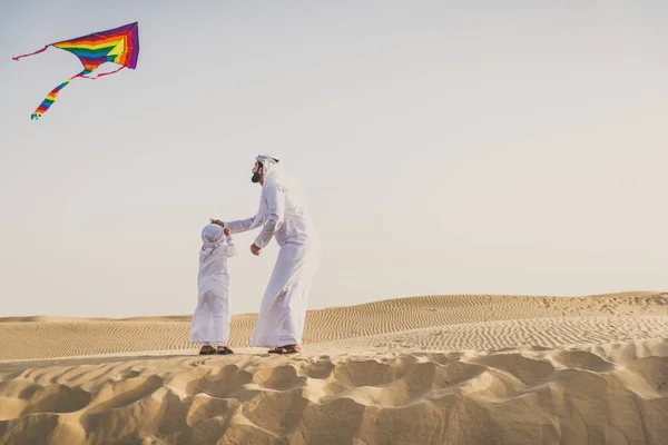 Familia Feliz Jugando Desierto Dubai Padre Juguetón Hijo Divirtiéndose Aire —  Fotos de Stock