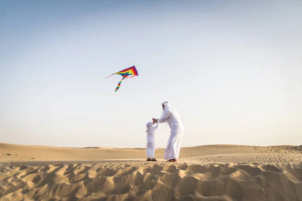 Spelen Woestijn Van Dubai Speelse Vader Zijn Zoon Buiten Plezier — Stockfoto