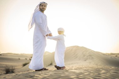 Mutlu aile oynak baba ve oğlu dışarıda eğleniyor Dubai desert - oynama