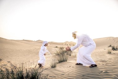 Mutlu aile oynak baba ve oğlu dışarıda eğleniyor Dubai desert - oynama