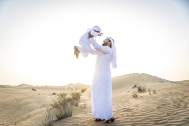 Mutlu aile oynak baba ve oğlu dışarıda eğleniyor Dubai desert - oynama