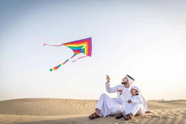 Famiglia Felice Che Gioca Nel Deserto Dubai Padre Giocoso Suo — Foto Stock