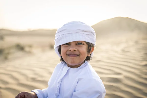 Счастливая Семья Играет Пустыне Дубая Веселый Отец Сын Развлекаются Свежем — стоковое фото