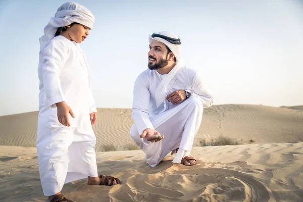 Boldog Család Dubai Desert Játék Játékos Apa Fia Szabadban Szórakozik — Stock Fotó