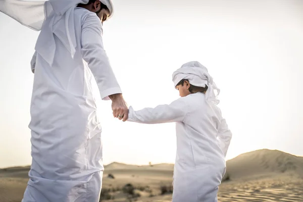 Família Feliz Brincando Deserto Dubai Pai Brincalhão Seu Filho Divertindo — Fotografia de Stock