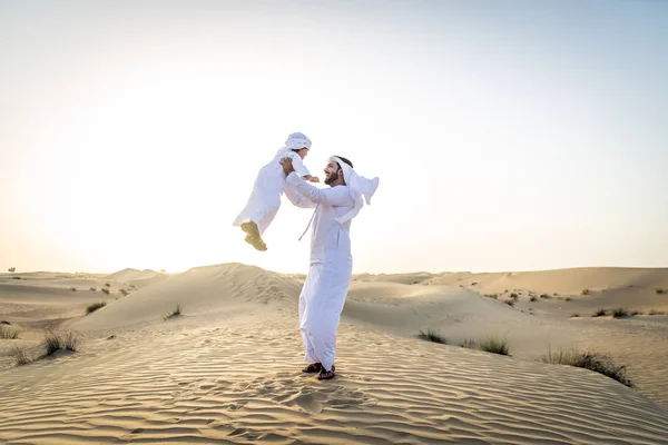 Familia Feliz Jugando Desierto Dubai Padre Juguetón Hijo Divirtiéndose Aire — Foto de Stock