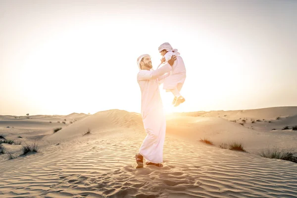 遊び心のある父と息子が屋外の楽しい時を過す ドバイの砂漠で遊ぶ幸せな家族 — ストック写真