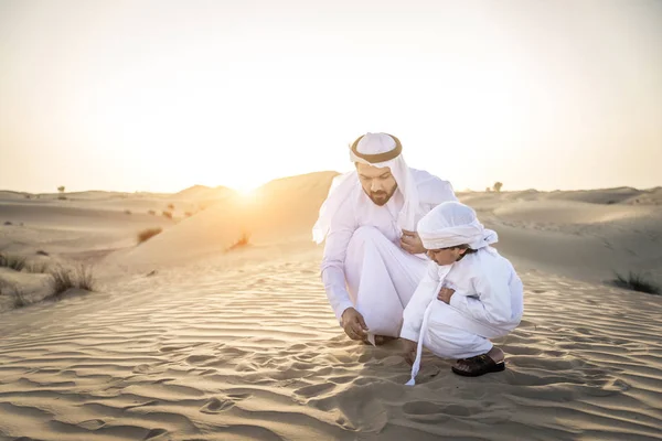 Spelen Woestijn Van Dubai Speelse Vader Zijn Zoon Buiten Plezier — Stockfoto