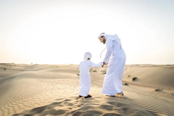 Spelen Woestijn Van Dubai Speelse Vader Zijn Zoon Buiten Plezier — Stockfoto