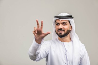 Kandora bir stüdyoda olan Arapça adam portresi