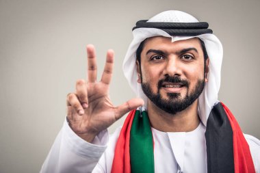 Kandora bir stüdyoda olan Arapça adam portresi