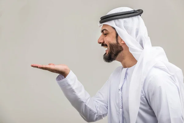 Portret Van Arabische Man Met Kandora Een Studio — Stockfoto