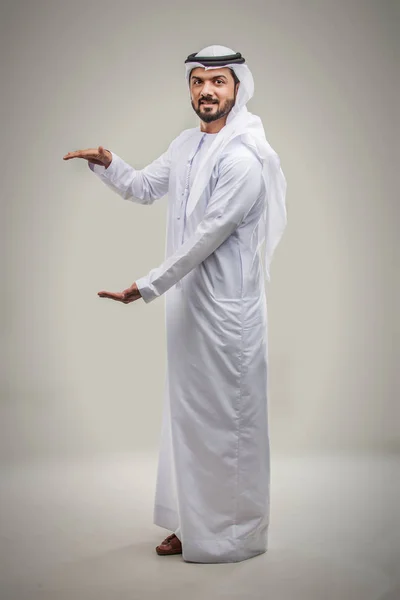 Porträt Eines Arabischen Mannes Mit Kandora Einem Atelier — Stockfoto