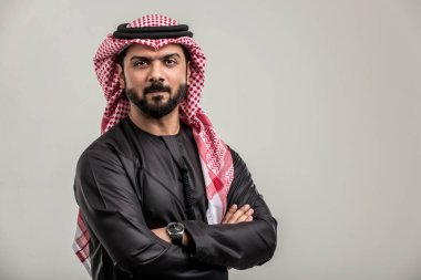 Kandora bir stüdyoda olan Arapça adam portresi