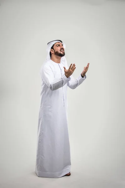 Porträtt Arabiska Mannen Med Kandora Studio — Stockfoto
