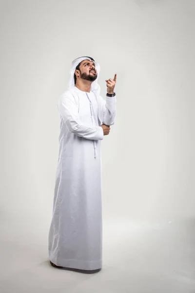 Porträtt Arabiska Mannen Med Kandora Studio — Stockfoto