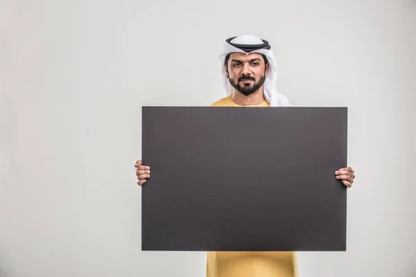 Portret Van Arabische Man Met Kandora Een Studio — Stockfoto