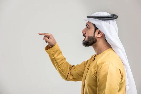 Portret Van Arabische Man Met Kandora Een Studio — Stockfoto