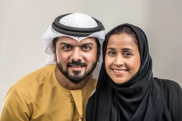 Potret Pasangan Arab Dengan Pakaian Tradisional Studio — Stok Foto
