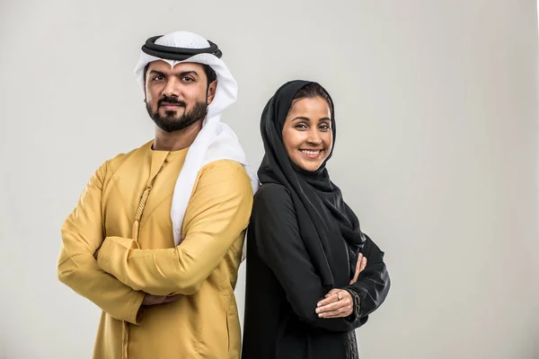 Portret Van Arabische Paar Met Traditionele Kleding Een Studio — Stockfoto
