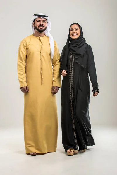 Retrato Casal Árabe Com Roupas Tradicionais Estúdio — Fotografia de Stock