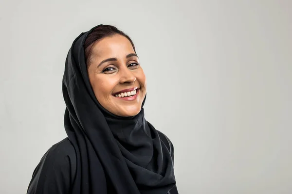 Porträtt Arabiska Kvinna Med Traditionella Abaya Klä Studio — Stockfoto