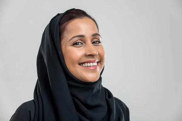 Porträtt Arabiska Kvinna Med Traditionella Abaya Klä Studio — Stockfoto